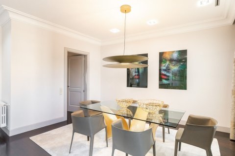 Снять в аренду квартиру в Барселона, Испания с 5 комнат, № 1558 - фото 3