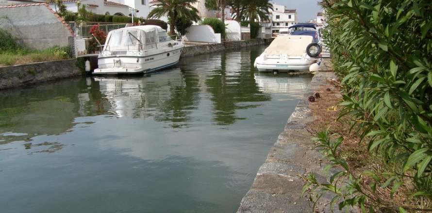 Вилла с 3 спальнями в Розы, Герона, Каталония, Испания № 864