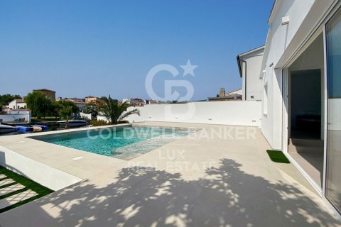 3 bedrooms villa for sale in Empuriabrava, Girona, Catalonia, Spain № 5956 - photo 19