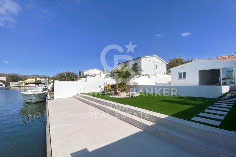 3 bedrooms villa for sale in Empuriabrava, Girona, Catalonia, Spain № 5956 - photo 23