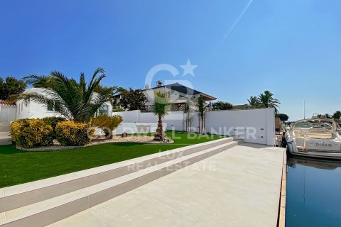 3 bedrooms villa for sale in Empuriabrava, Girona, Catalonia, Spain № 5956