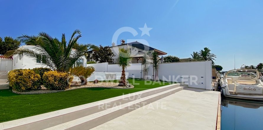 3 bedrooms villa for sale in Empuriabrava, Girona, Catalonia, Spain № 5956