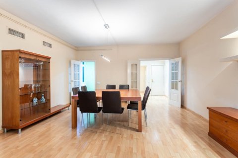 Купить квартиру в Барселона, Испания с 5 комнат, 140м², № 1481 - фото 6