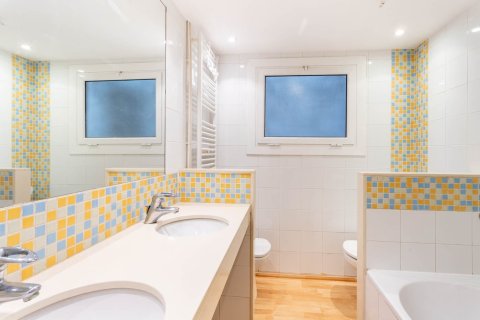 Купить квартиру в Барселона, Испания с 5 комнат, 140м², № 1481 - фото 18