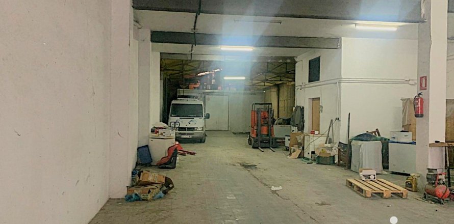 598 m² commercial property à louer à El Vendrell, Tarragona, Catalonia, Spain № 5135
