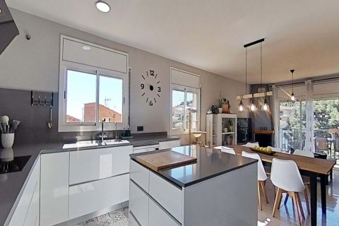 Сasa de 4 dormitorios en venta en Calafell, Tarragona, Cataluña, Spain № 6799 - foto 12