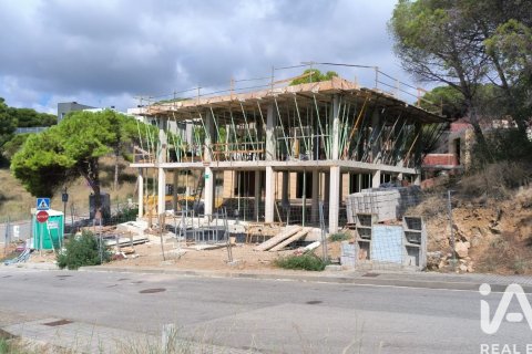 4 bedrooms house for sale in Sant Pol de Mar, Barcelona, Catalonia, Spain № 7521 - photo 7