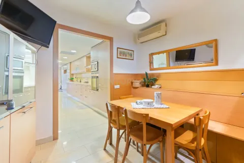 Apartamento de 4 dormitorios en venta en Santa Coloma de Gramenet, Barcelona, Cataluña, Spain № 6941