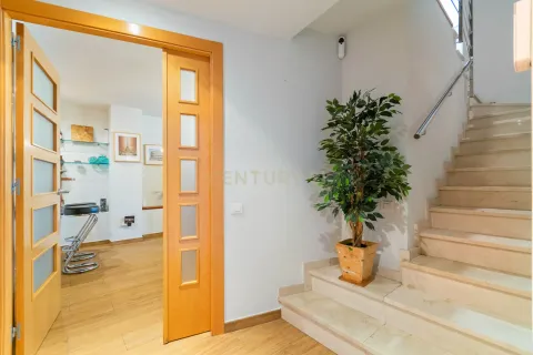Apartamento de 4 dormitorios en venta en Santa Coloma de Gramenet, Barcelona, Cataluña, Spain № 6941 - foto 13