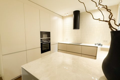 Apartamento de 3 dormitorios en venta en Barcelona, Cataluña, Spain № 1595 - foto 16