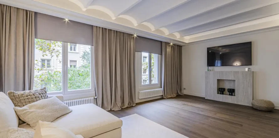Apartamento de 3 dormitorios en venta en Barcelona, Cataluña, Spain № 1595