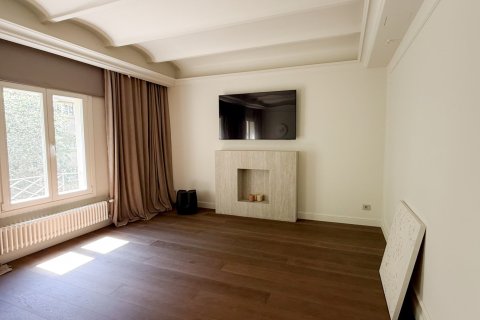 Apartamento de 3 dormitorios en venta en Barcelona, Cataluña, Spain № 1595 - foto 3