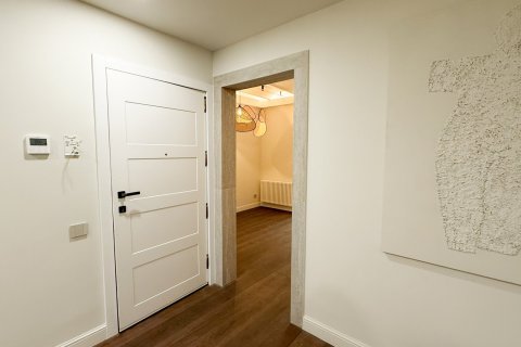 Apartamento de 3 dormitorios en venta en Barcelona, Cataluña, Spain № 1595 - foto 25