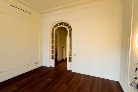 Купить квартиру в Барселона, Испания с 5 комнат, № 1594 - фото 5