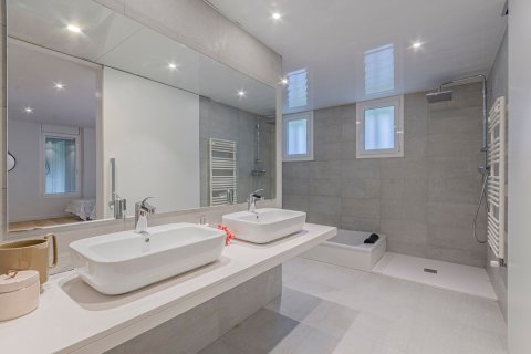 Apartamento de 5 dormitorios en venta en Barcelona, Cataluña, Spain № 1153 - foto 28