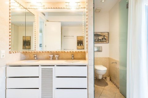 Сasa de 4 dormitorios en venta en Castelldefels, Barcelona, Cataluña, Spain № 7035 - foto 21