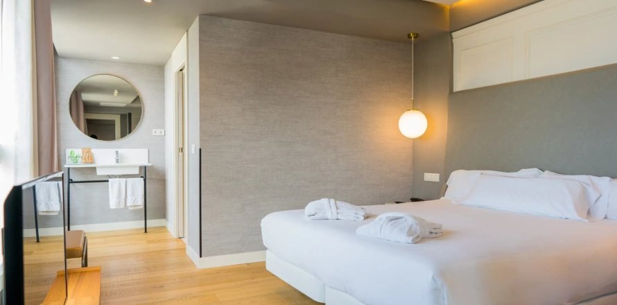 Propiedad comercial de 868 m² en venta en Barcelona, Cataluña, Spain № 1242