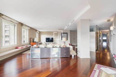 Apartamento de 3 dormitorios en venta en Barcelona, Cataluña, Spain № 4068 - foto 13