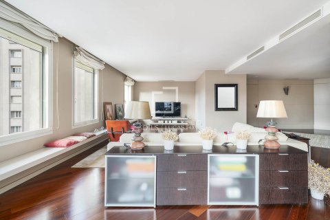 Apartamento de 3 dormitorios en venta en Barcelona, Cataluña, Spain № 4068 - foto 10