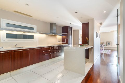 Apartamento de 3 dormitorios en venta en Barcelona, Cataluña, Spain № 4068 - foto 16