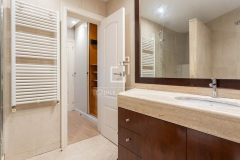 Apartamento de 4 dormitorios en venta en Barcelona, Cataluña, Spain № 4072 - foto 28