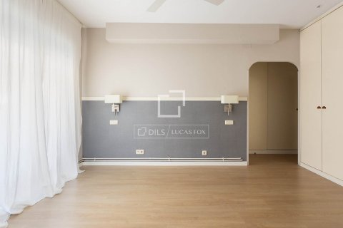 Apartamento de 4 dormitorios en venta en Barcelona, Cataluña, Spain № 4072 - foto 22