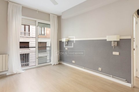 Apartamento de 4 dormitorios en venta en Barcelona, Cataluña, Spain № 4072 - foto 24