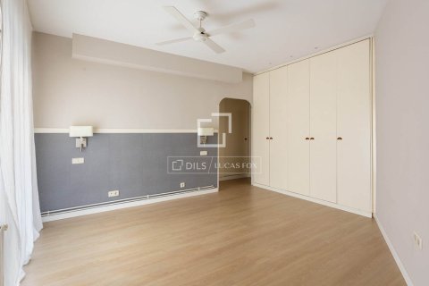 Apartamento de 4 dormitorios en venta en Barcelona, Cataluña, Spain № 4072 - foto 20