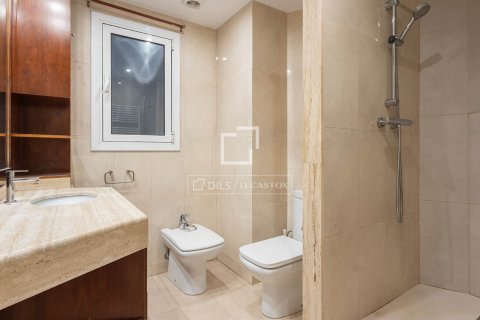 Apartamento de 4 dormitorios en venta en Barcelona, Cataluña, Spain № 4072 - foto 25