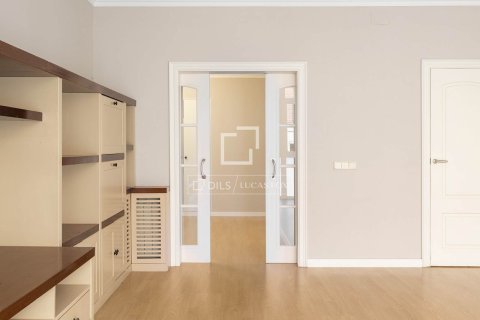 Apartamento de 4 dormitorios en venta en Barcelona, Cataluña, Spain № 4072 - foto 10