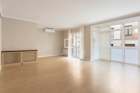 Apartamento de 4 dormitorios en venta en Barcelona, Cataluña, Spain № 4072 - foto 7