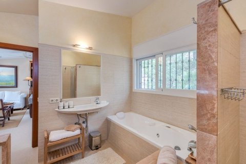 Купить дом в Бланес, Испания с 6 комнат, 350м², № 6193 - фото 28