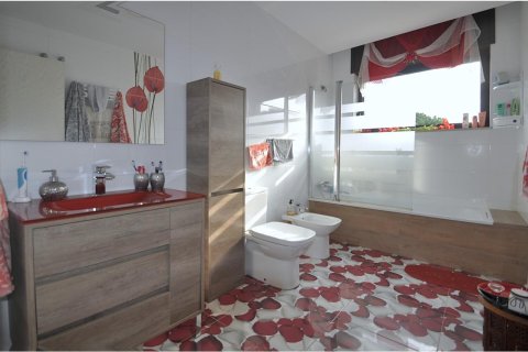 Сasa de 5 dormitorios en venta en Lloret de Mar, Gerona, Cataluña, Spain № 1361 - foto 23