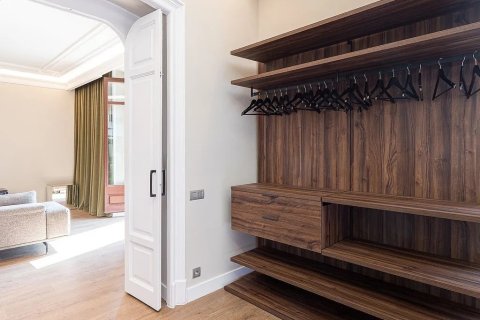 Apartamento de 2 dormitorios en venta en Barcelona, Cataluña, Spain № 1364 - foto 18