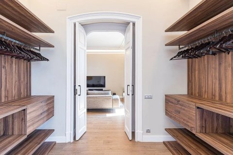 Apartamento de 2 dormitorios en venta en Barcelona, Cataluña, Spain № 1364 - foto 17