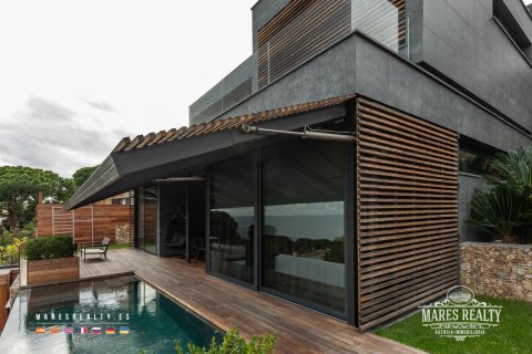 Купить виллу в Льорет-де-Мар, Испания с 6 спален, 561м², № 991 - фото 13