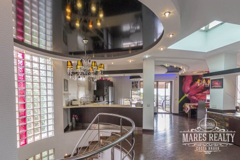 Купить виллу в Льорет-де-Мар, Испания с 4 спальни, 403м², № 990 - фото 12