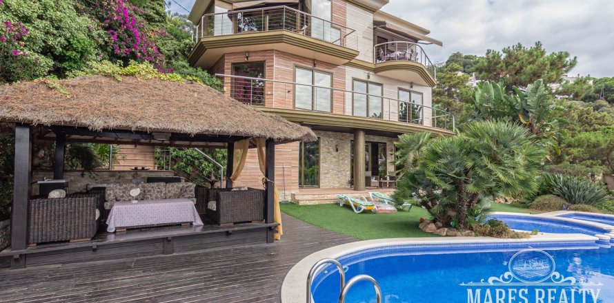 Вилла с 4 спальнями в Льорет-де-Мар, Герона, Каталония, Испания № 990