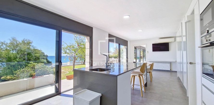 5 chambres villa à louer à Vilanova i la Geltru, Barcelona, Catalonia, Spain № 4531