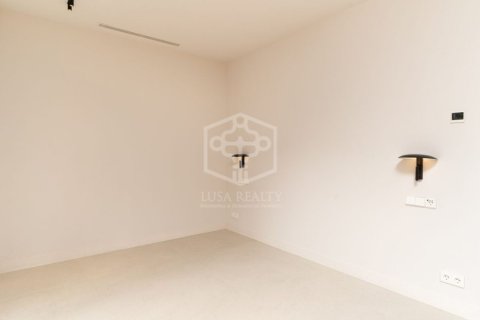 Apartamento de 4 dormitorios en venta en Barcelona, Cataluña, Spain № 1092 - foto 17