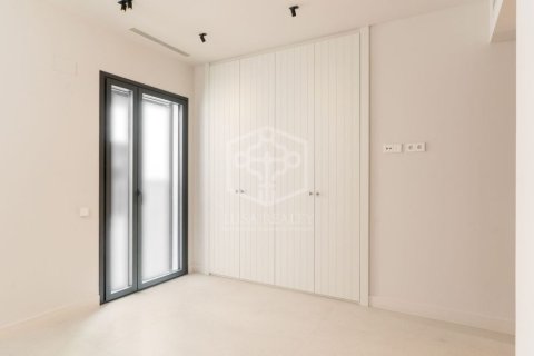 Apartamento de 4 dormitorios en venta en Barcelona, Cataluña, Spain № 1092 - foto 18