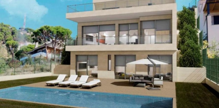 Вилла с 4 спальнями в Льорет-де-Мар, Герона, Каталония, Испания № 896