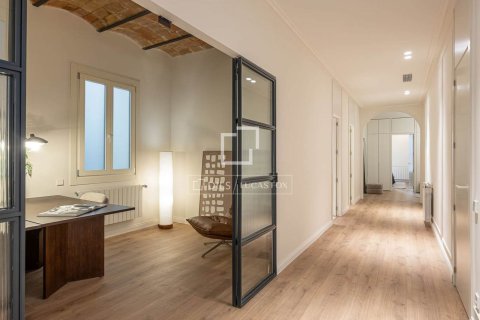 Apartamento de 4 dormitorios en venta en Barcelona, Cataluña, Spain № 4261 - foto 8