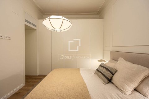 Apartamento de 4 dormitorios en venta en Barcelona, Cataluña, Spain № 4261 - foto 19