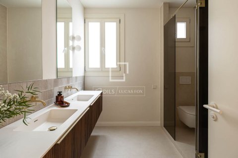 Apartamento de 4 dormitorios en venta en Barcelona, Cataluña, Spain № 4261 - foto 15