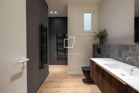 Apartamento de 4 dormitorios en venta en Barcelona, Cataluña, Spain № 4261 - foto 20