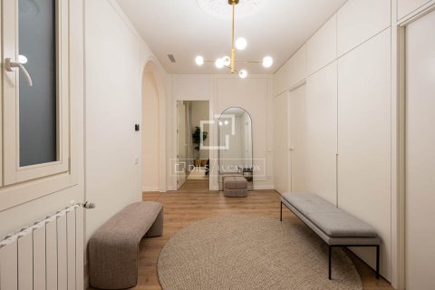 Apartamento de 4 dormitorios en venta en Barcelona, Cataluña, Spain № 4261 - foto 23
