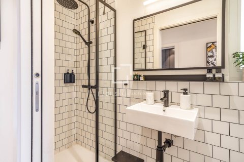 Apartamento de 3 dormitorios en venta en Barcelona, Cataluña, Spain № 6816 - foto 24
