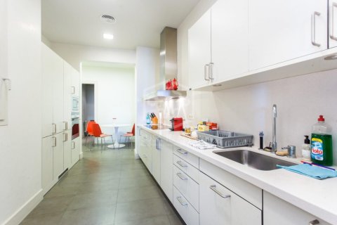 4 bedrooms apartment for sale in Barcelona, Catalonia, Spain № 7596 - photo 9