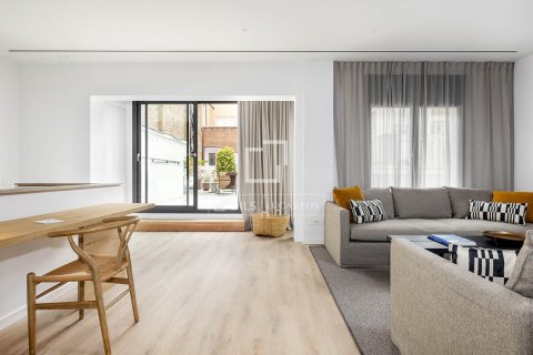 Снять в аренду квартиру в Барселона, Испания с 3 спальни, 238м², № 6361 - фото 2